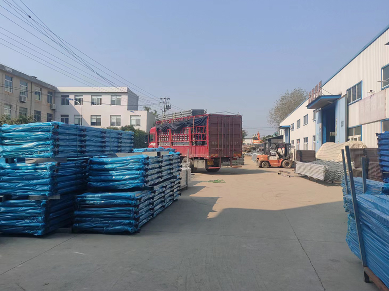 金用護(hù)欄2022年11月21日鋅鋼陽(yáng)臺(tái)護(hù)欄裝車發(fā)貨！