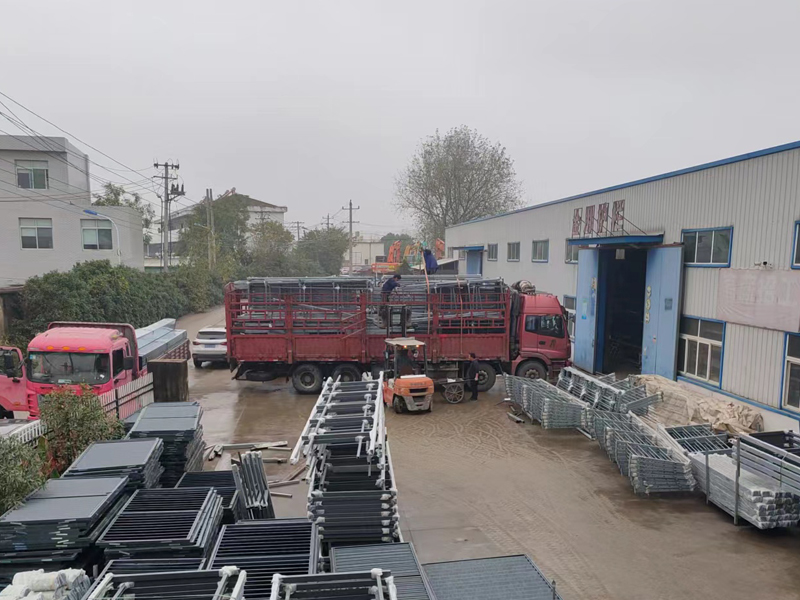 金用護欄2022年11月26日鋅鋼玻璃護欄裝車發(fā)貨！