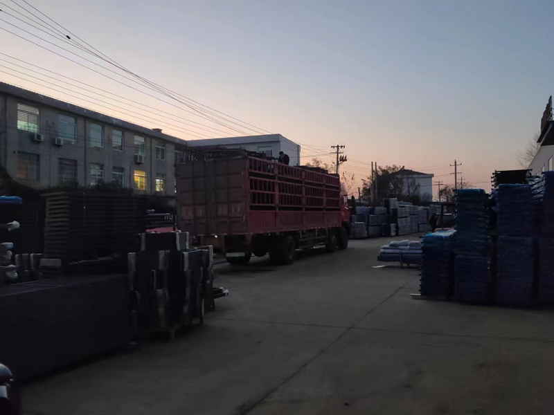 金用護欄2022年12月13日鋅鋼空調(diào)護欄裝車發(fā)貨! 金用護欄2022年12月13日鋅鋼空調(diào)護欄裝車發(fā)貨!