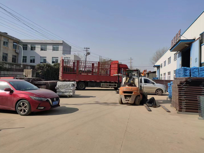 金用護欄2022年12月21日鋅鋼連廊護欄裝車發貨! 金用護欄2022年12月21日鋅鋼連廊護欄裝車發貨!