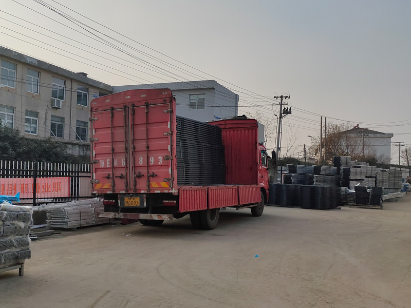 金用護欄2023年1月3日鋅鋼連廊欄桿裝車發(fā)貨！