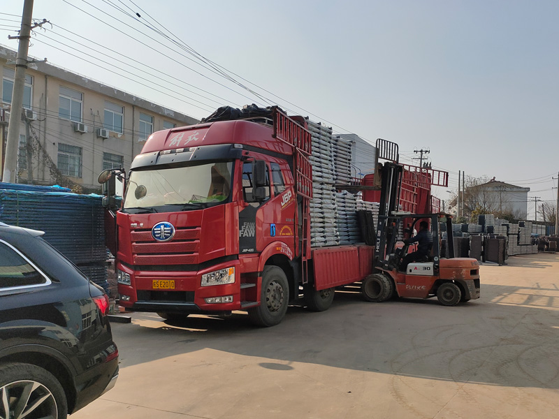 金用護(hù)欄2023年2月20日鋅鋼陽臺(tái)欄桿裝車發(fā)貨！