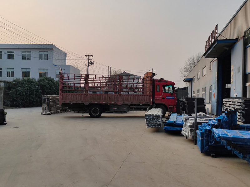 金用護欄2023年3月1日鋅鋼護窗欄桿裝車發貨！