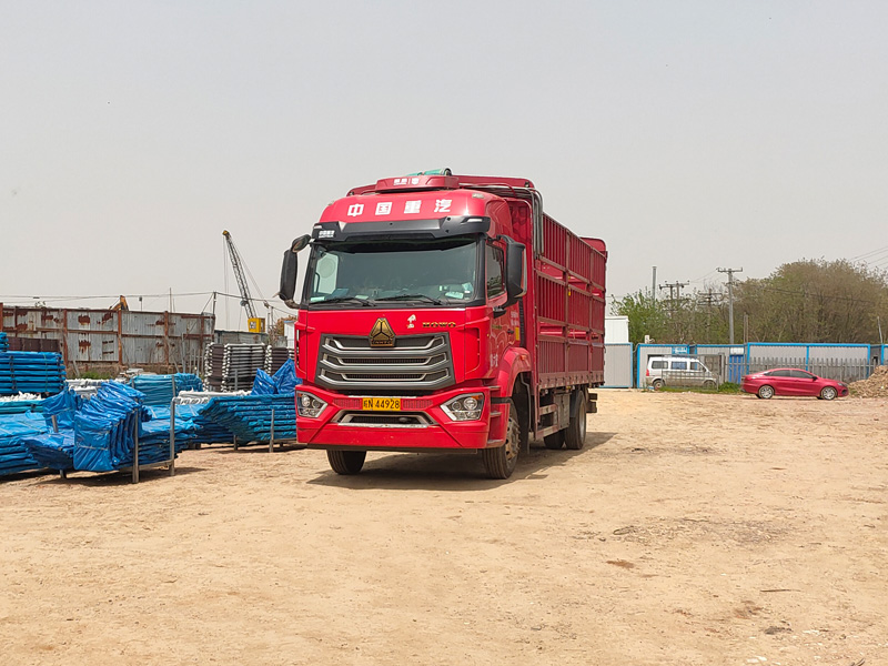 金用護(hù)欄2023年4月12日鋅鋼連廊欄桿裝車發(fā)貨！