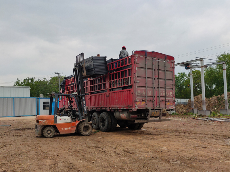 金用護(hù)欄2023年4月25日鋅鋼飄窗欄桿裝車發(fā)貨！