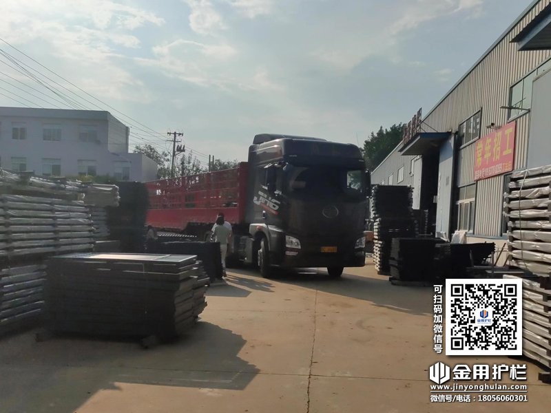 2023年8月4日鋅鋼連廊欄桿裝車發貨！