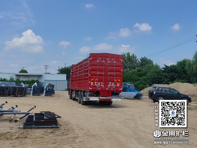 2023年8月8日鋅鋼空調(diào)護(hù)欄裝車發(fā)貨！