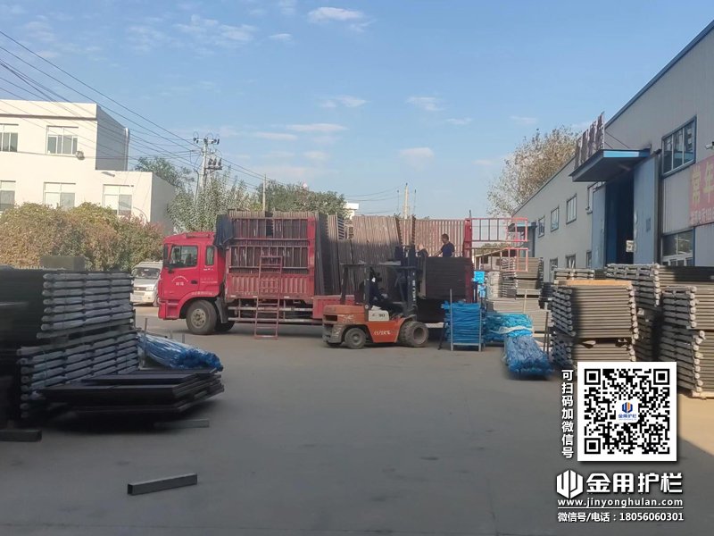 2023年11月2日鋅鋼百葉窗裝車發(fā)貨！