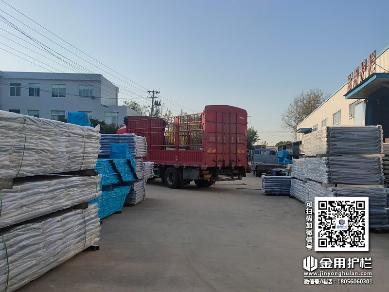 2023年11月7日鋅鋼陽臺(tái)護(hù)欄裝車發(fā)貨！