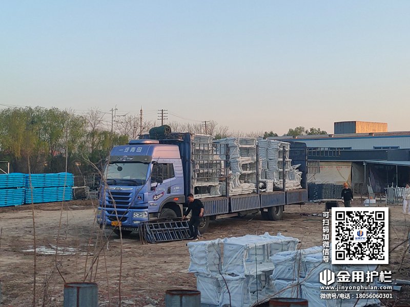 2024年4月3日鋅鋼空調(diào)護(hù)欄裝車發(fā)貨！