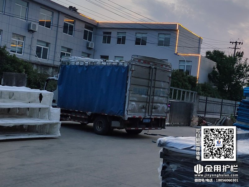 2024年5月20日鋅鋼飄窗欄桿裝車發(fā)貨！