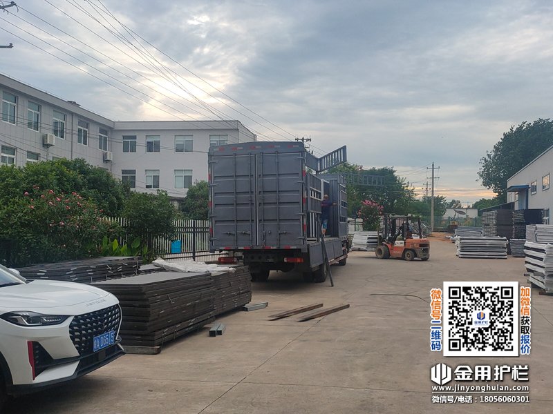 2024年7月17日鋁合金百葉窗裝車發(fā)貨! 2024年7月17日鋁合金百葉窗裝車發(fā)貨!