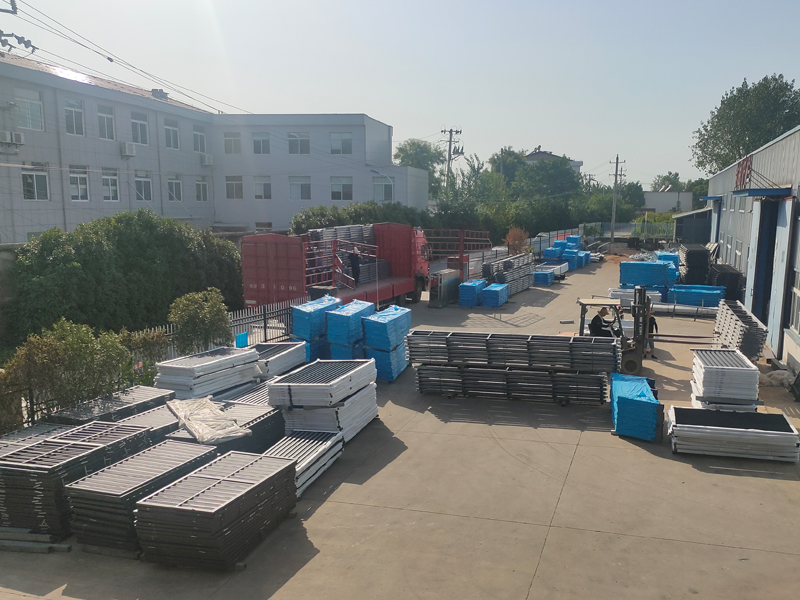 2024年8月12日鋅鋼玻璃欄桿裝車發(fā)貨! 2024年8月12日鋅鋼玻璃欄桿裝車發(fā)貨!