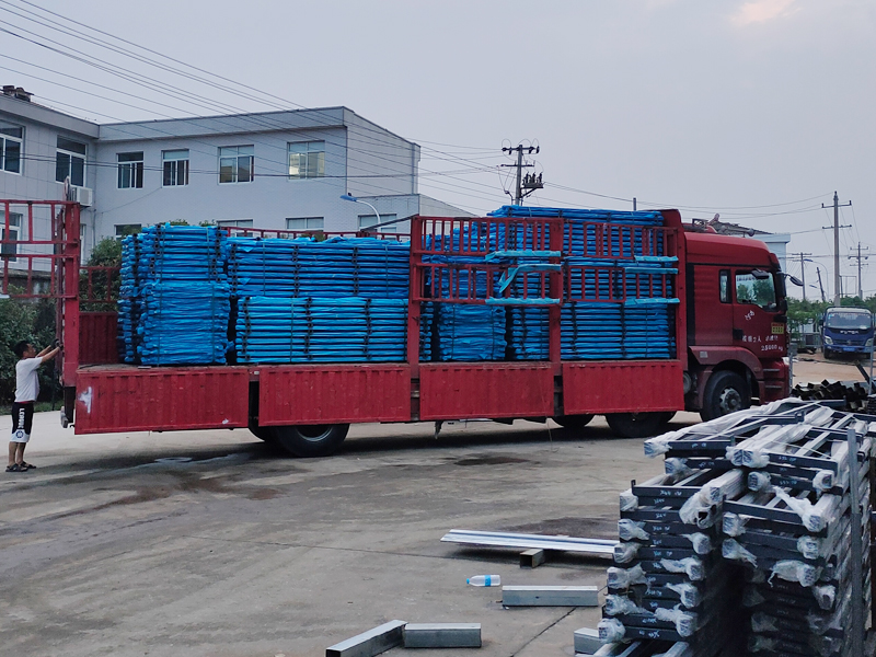 2025年6月12日鋅鋼連廊欄桿裝車發貨！